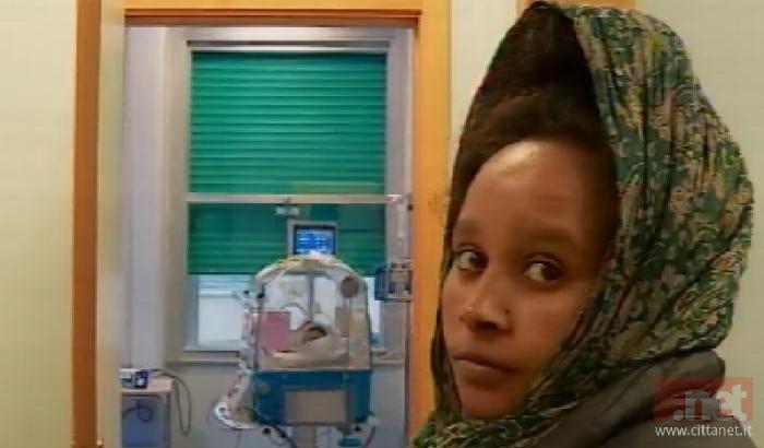 Giovane madre eritrea vittima di violenze verbali